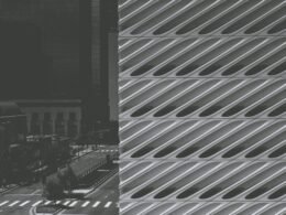 Schwarzweißfoto einer Asphaltstraße mit klarer Textur, im Zentrum des Bildes und ohne sichtbare Fahrzeuge