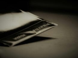 Grayscale-Foto eines Fujifilm Packs, das klassische Fototechnik und analoge Ästhetik präsentiert