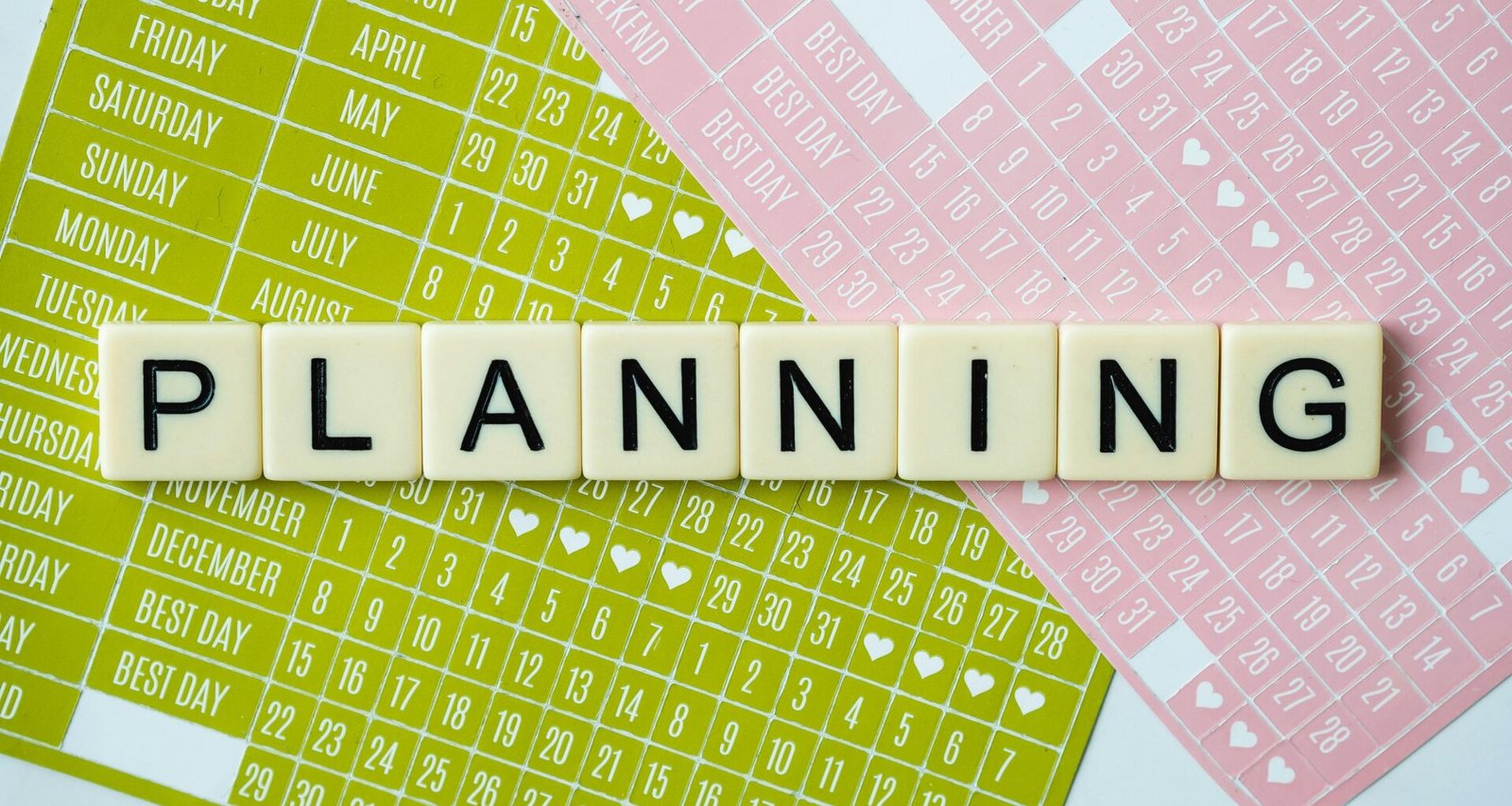 Stilisierte grüne und weiße Zahl 8 vor neutralem Hintergrund, aufgenommen von Mango Matter