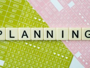 Stilisierte grüne und weiße Zahl 8 vor neutralem Hintergrund, aufgenommen von Mango Matter