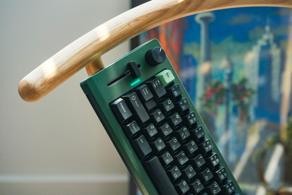Grüne mechanische Tastatur auf einem hölzernen Stuhl, modernes Design kombiniert mit natürlichen Elementen