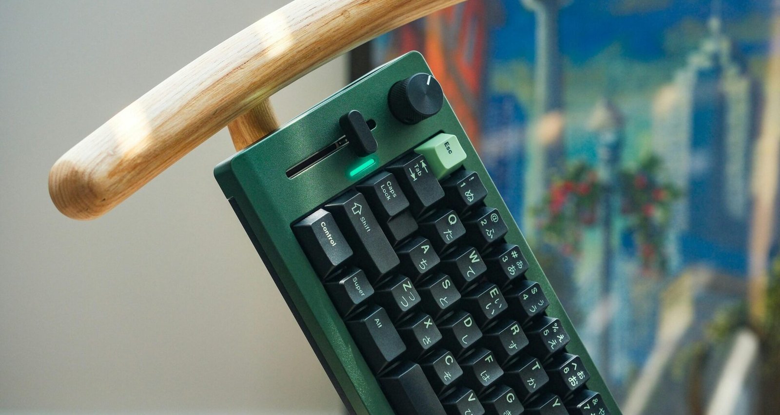 Grüne mechanische Tastatur auf einem hölzernen Stuhl, modernes Design kombiniert mit natürlichen Elementen