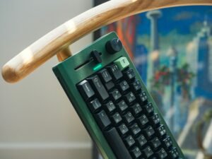 Grüne mechanische Tastatur auf einem hölzernen Stuhl, modernes Design kombiniert mit natürlichen Elementen
