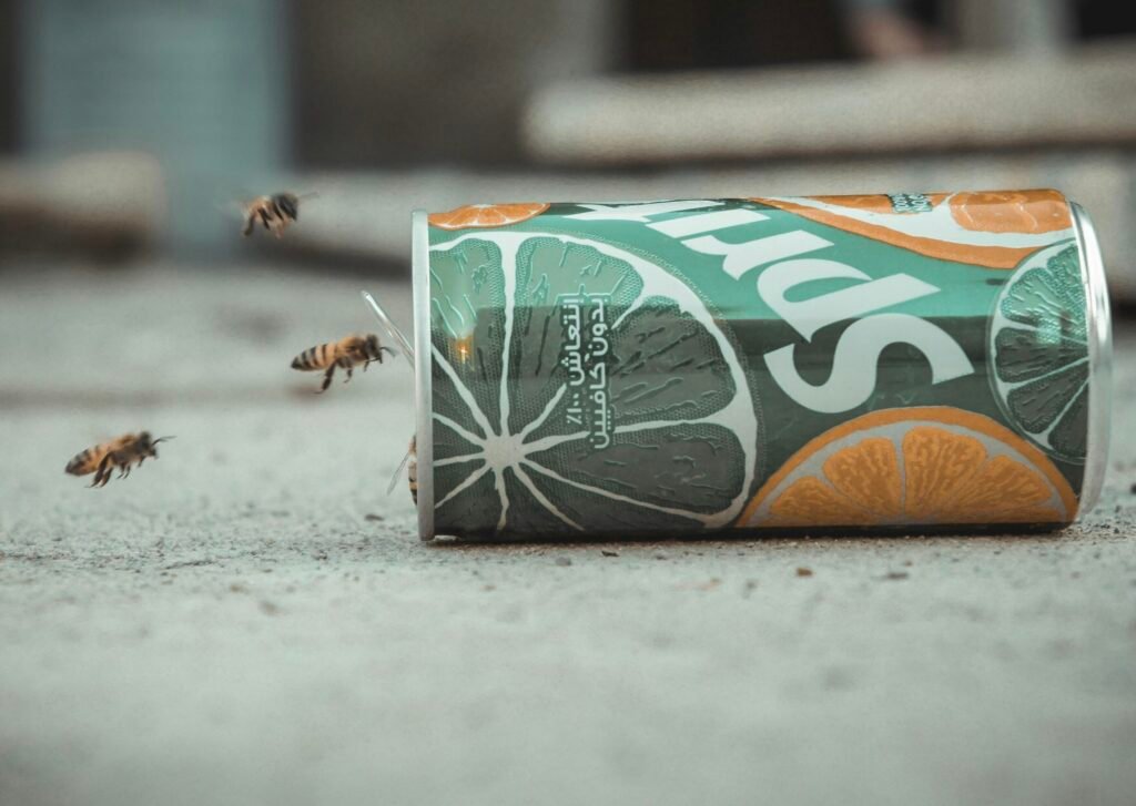 Eine grüne und orangefarbene Sprite-Dose steht aufrecht vor neutralem Hintergrund, klar im Fokus und detailliert abgebildet.