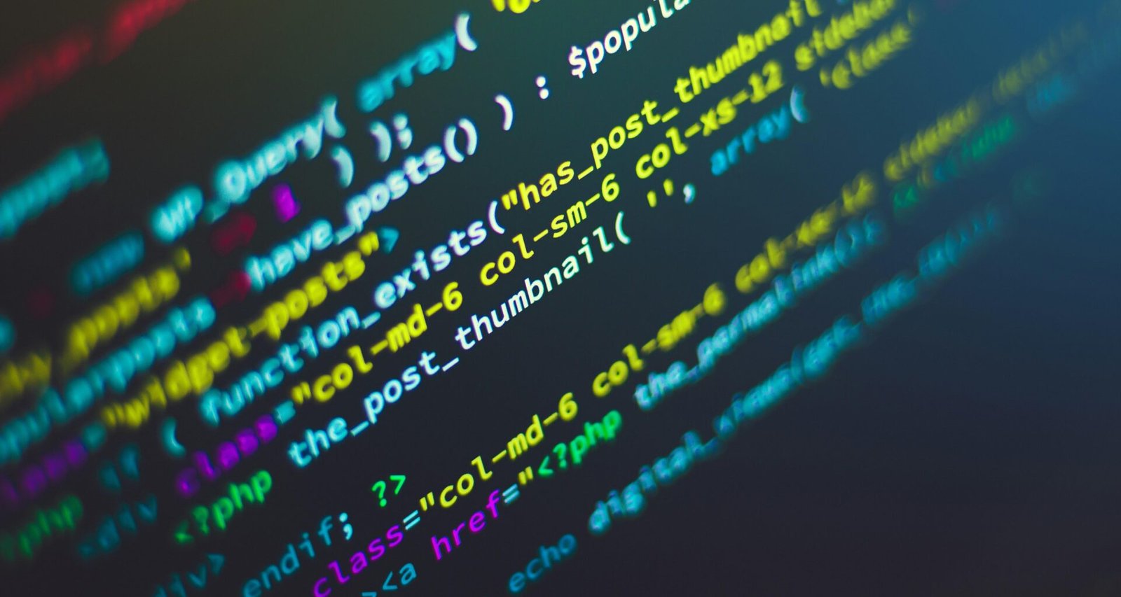 Computerbildschirm mit grünem, blauem und gelbem Text – typisches Bild aus der Programmierung oder Webentwicklung