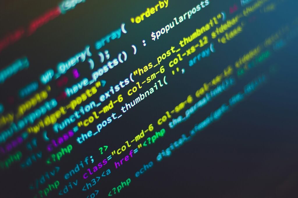Computerbildschirm mit grünem, blauem und gelbem Text, der Codezeilen oder Programmiersprache darstellt