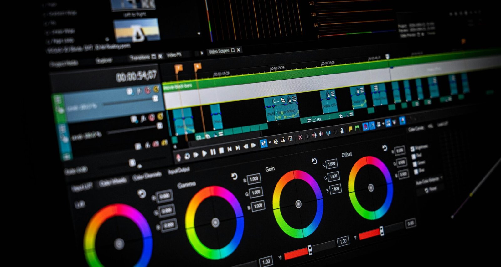 Detailaufnahme eines grünen und schwarzen Audio-Mischpults, ideal für Tontechnik und professionelle Musikproduktion