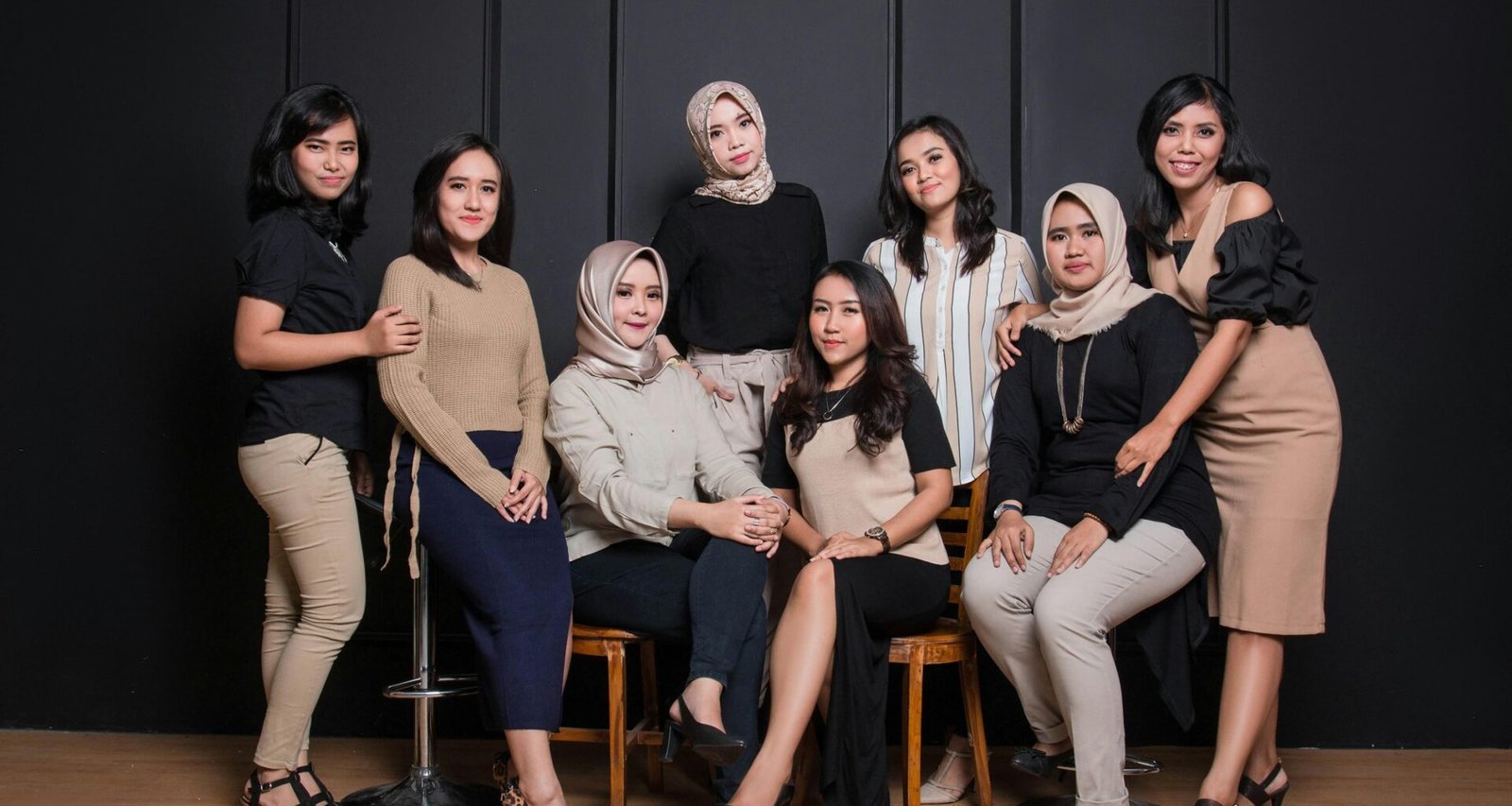 Mehrere Frauen sitzen gemeinsam in einer modernen Büroumgebung auf Stühlen für eine Teambesprechung.