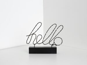 Beleuchtetes hello-Schild in stilvoller Umgebung, modernes Design als Blickfang für Online-Marketing-Inhalte