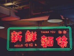 LED-Leuchtreklame mit der Aufschrift 'Hello and Thank You', modernes digitales Design, Nahaufnahme