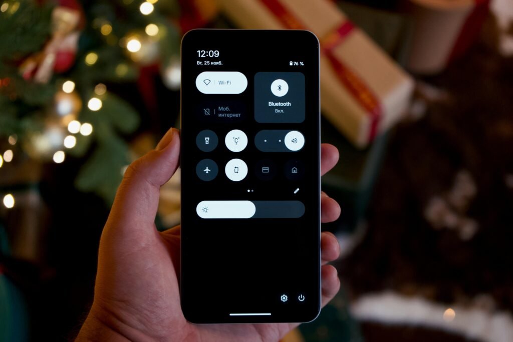 Hand hält ein Smartphone mit dunklem Interface, moderner Look, geeignet für Beiträge zu Technologie und mobilen Anwendungen.