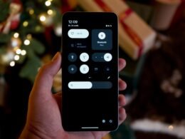 Hand hält ein Smartphone mit dunklem Interface, moderner Look, geeignet für Beiträge zu Technologie und mobilen Anwendungen.