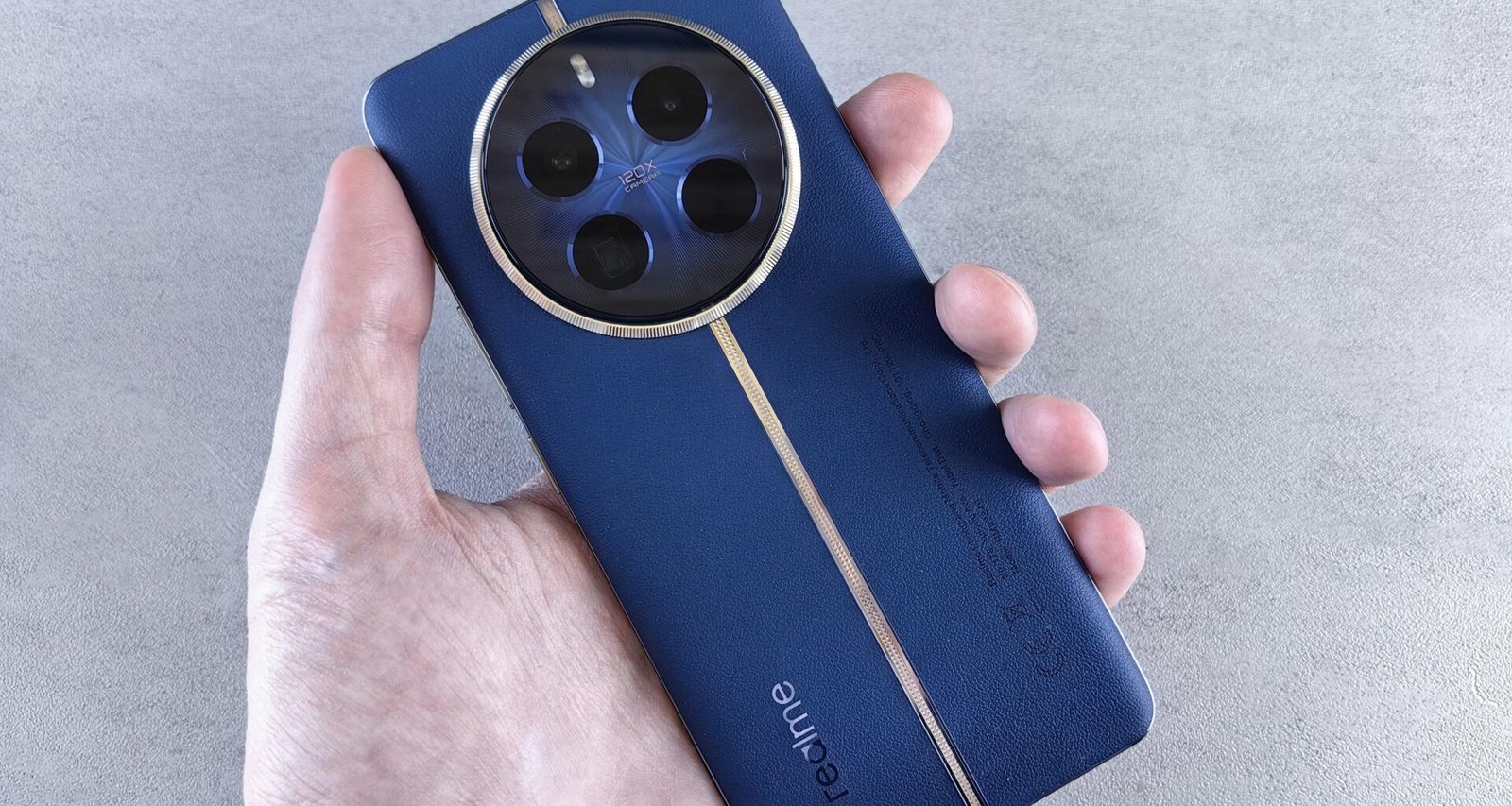 Hand hält ein blaues Smartphone mit markanter, runder Kamera, dargestellt als Beispiel moderner Handy-Technik