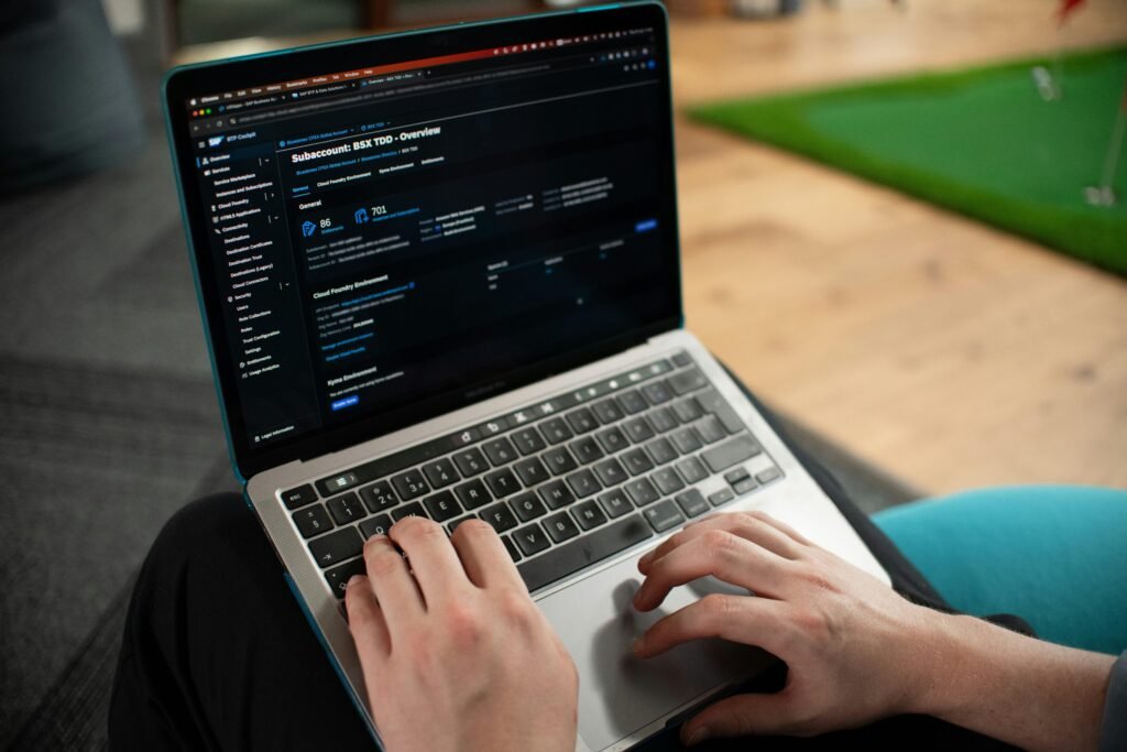 Nahaufnahme von Händen, die auf der Tastatur eines Laptops tippen, Bildschirm und Tastatur im Fokus