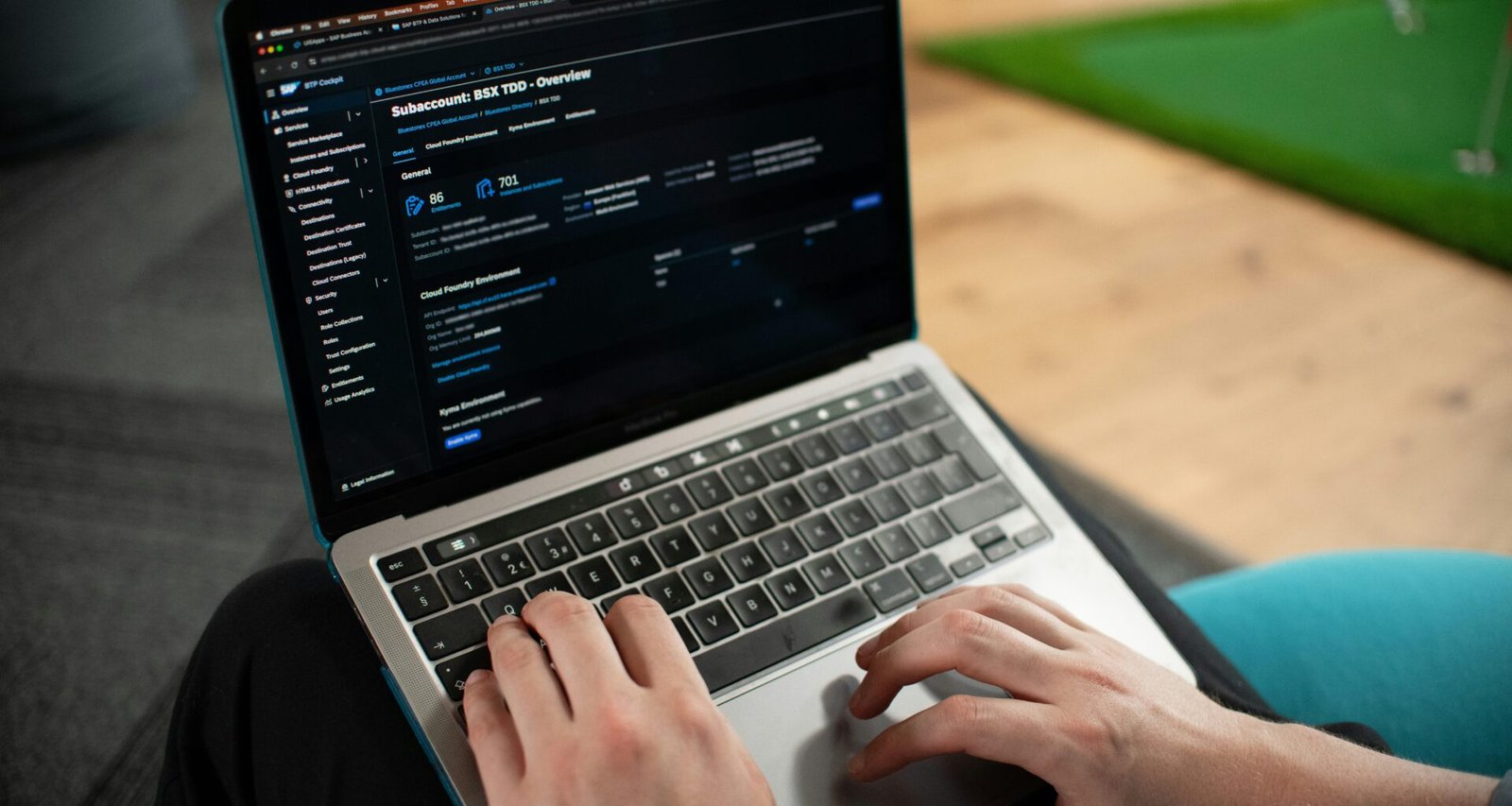 Hände tippen auf der Tastatur eines Laptops, Bildschirm mit geöffnetem Dokument, moderne Arbeitsumgebung
