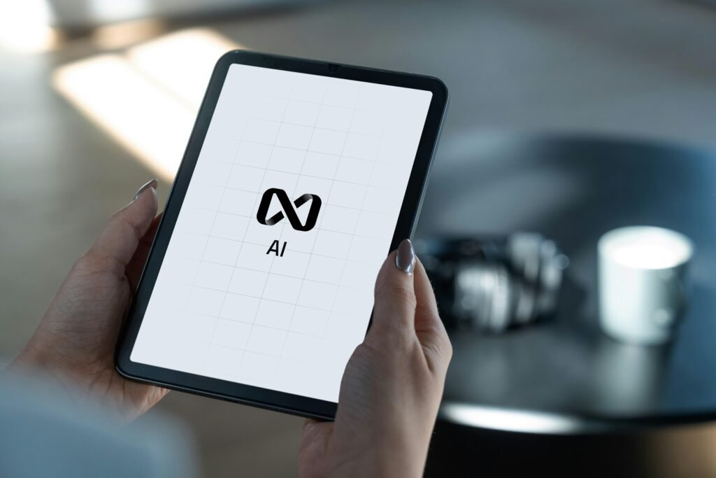 Nahaufnahme von Händen, die ein Tablet mit angezeigtem KI-Logo festhalten, im Kontext digitaler Technologien