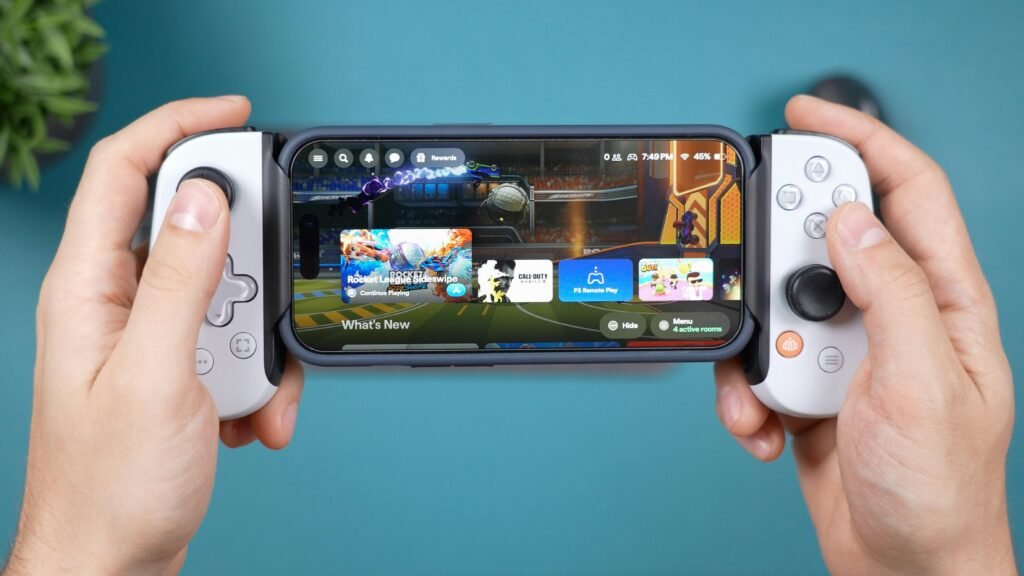 Hände halten ein Smartphone mit einem Gamecontroller-Aufsatz, der das mobile Spielen erleichtert.