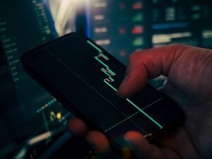 Ein Trader wertet Aktienmarktdaten auf seinem Smartphone aus und überprüft Finanzdaten über das Handy