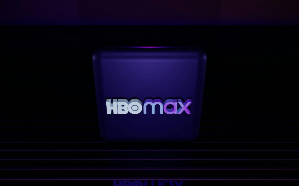 Das HBO Max Logo erscheint hell auf einem dunklen Hintergrund und steht für den Streaming-Dienst von HBO.
