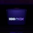 Das HBO Max Logo erscheint hell auf einem dunklen Hintergrund und steht für den Streaming-Dienst von HBO.