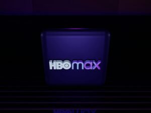 Das HBO Max Logo erscheint hell auf einem dunklen Hintergrund und steht für den Streaming-Dienst von HBO.