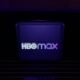 Das HBO Max Logo erscheint hell auf einem dunklen Hintergrund und steht für den Streaming-Dienst von HBO.