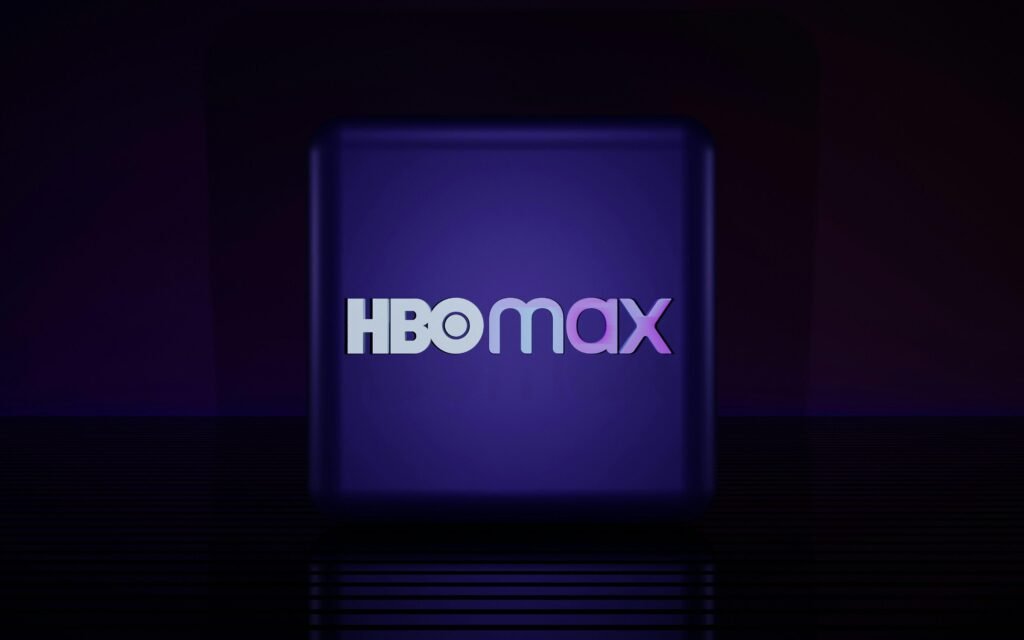 HBO Max Logo in Weiß vor einem satten lila Hintergrund, Fokus auf klares Streaming Branding ohne weitere Elemente