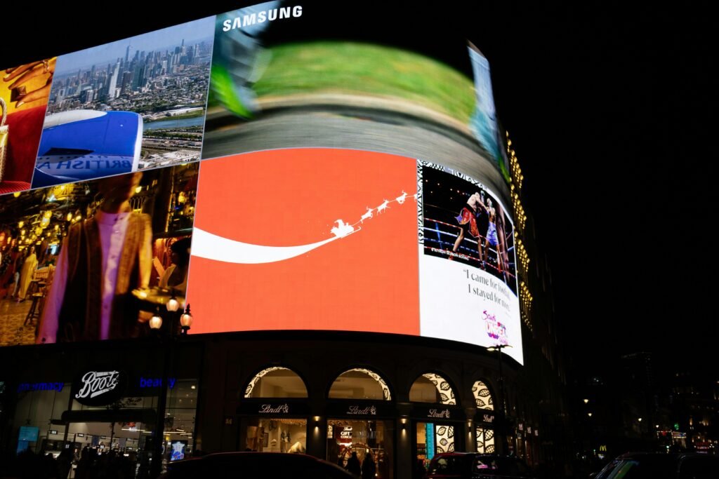 Leuchtende Werbetafeln erhellen eine nächtliche Straße in der Großstadt mit moderner, digitaler Werbung
