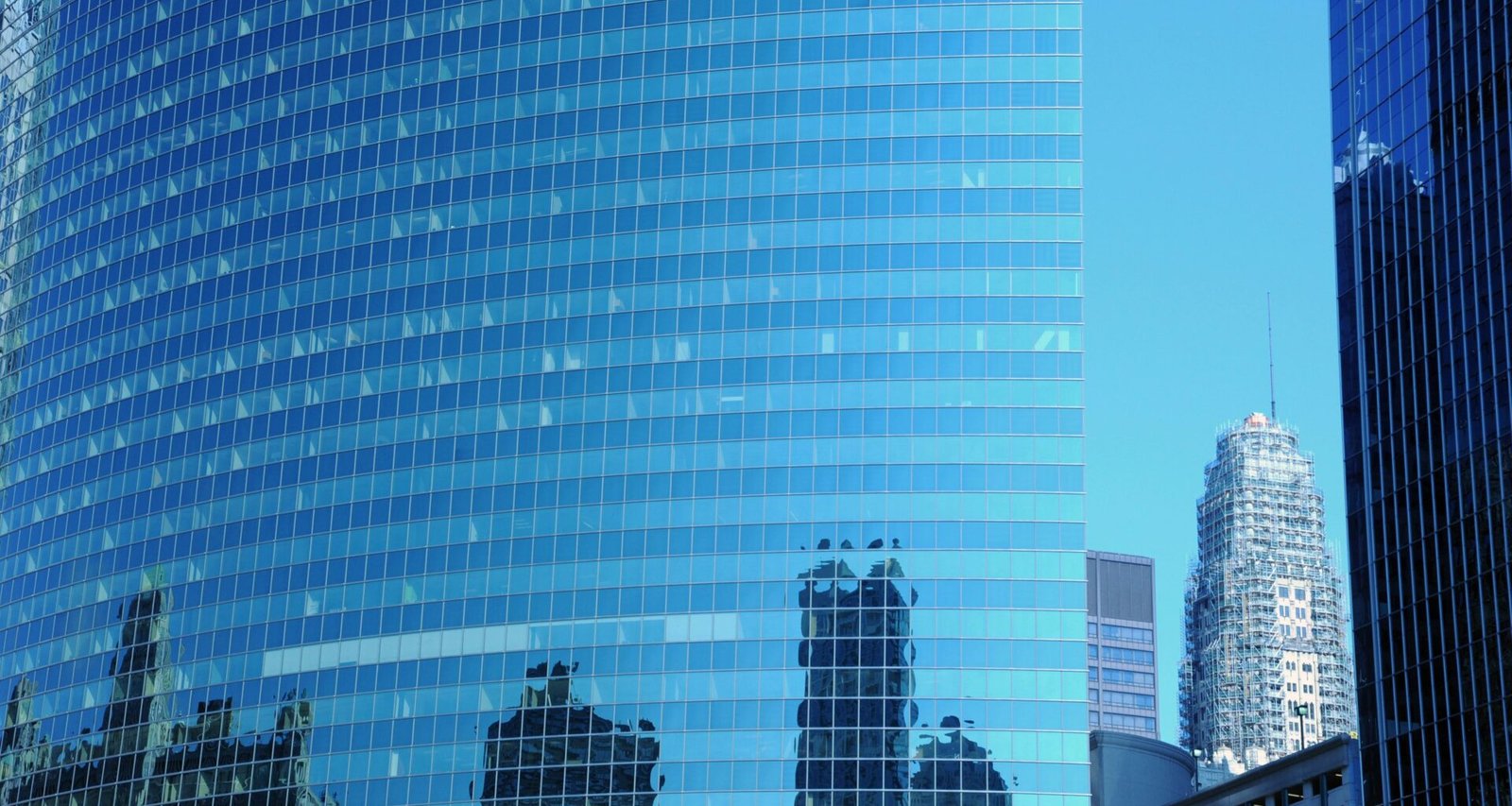 Fassade eines modernen Hochhauses mit klaren Linien und Glasflächen in einer Großstadt