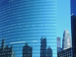 Fassade eines modernen Hochhauses mit klaren Linien und Glasflächen in einer Großstadt