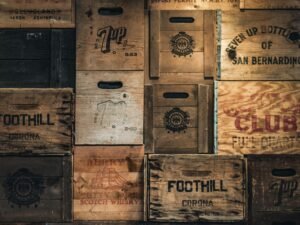 Mehrere rustikale Holzkisten in verschiedenen Größen ordentlich gestapelt, mit sichtbaren Holzmaserungen und Gebrauchsspuren