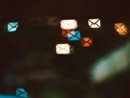 Weiße und blaue Sternillustration auf neutralem Hintergrund als Symbol für kreative Web-Gestaltung