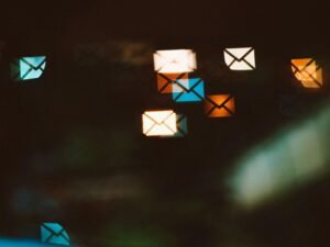 Weiße und blaue Sternillustration auf neutralem Hintergrund als Symbol für kreative Web-Gestaltung