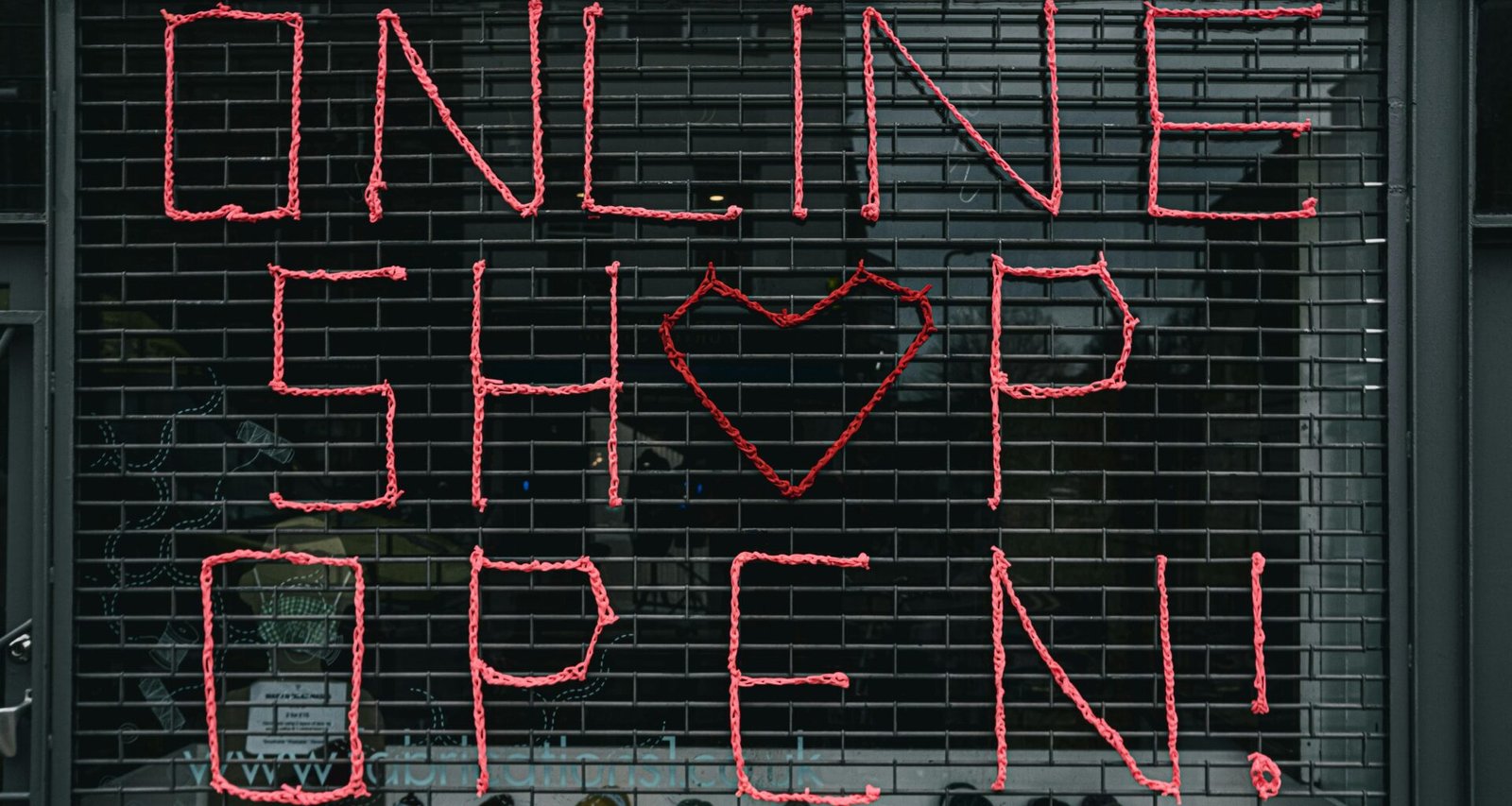 Rote und weiße Linienillustration mit abstrakten Formen, passend für technologische und kreative Online-Marketing-Themen