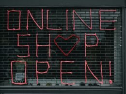 Rote und weiße Linienillustration mit abstrakten Formen, passend für technologische und kreative Online-Marketing-Themen