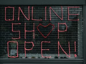 Rote und weiße Linienillustration mit abstrakten Formen, passend für technologische und kreative Online-Marketing-Themen