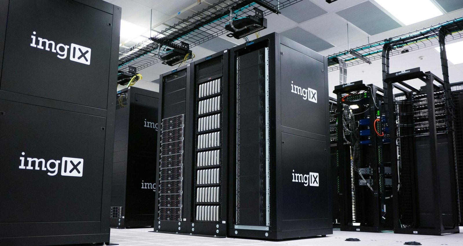 Mining Rig mit mehreren Grafikkarten in einem weiß-grauen Raum, professionelle Technikumgebung für Kryptowährungs-Mining