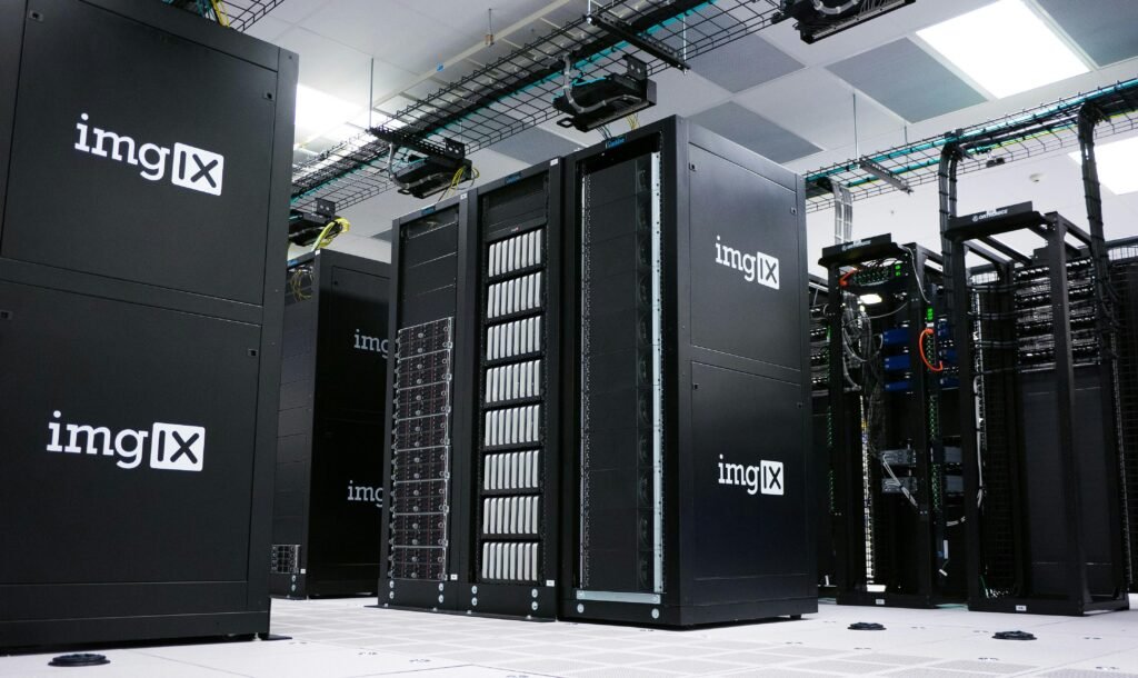 Mining-Rig in einem weiß-grauen Raum, mit moderner Hardware für Kryptowährungs-Mining aufgebaut, fotografiert von imgix.