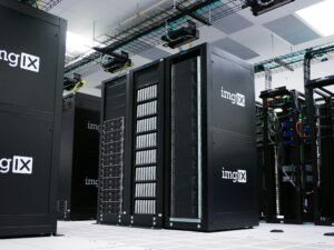 Mining-Rig in einem weiß-grauen Raum, mit moderner Hardware für Kryptowährungs-Mining aufgebaut, fotografiert von imgix.