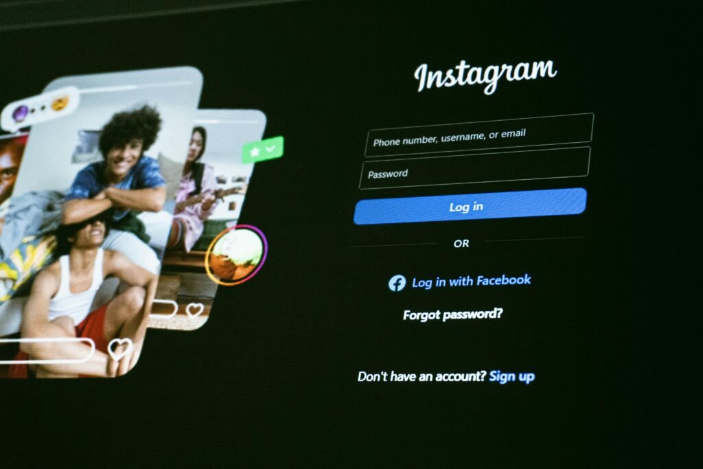 Instagram-Anmeldeseite mit mehreren angezeigten Nutzerprofilen auf einem Smartphone-Display.