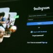 Instagram Login-Bildschirm mit sichtbaren Benutzerprofilen auf einem Smartphone, fotografiert von Zulfugar Karimov