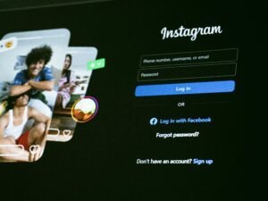 Instagram Login-Bildschirm mit sichtbaren Nutzerprofilen auf einem Smartphone dargestellt