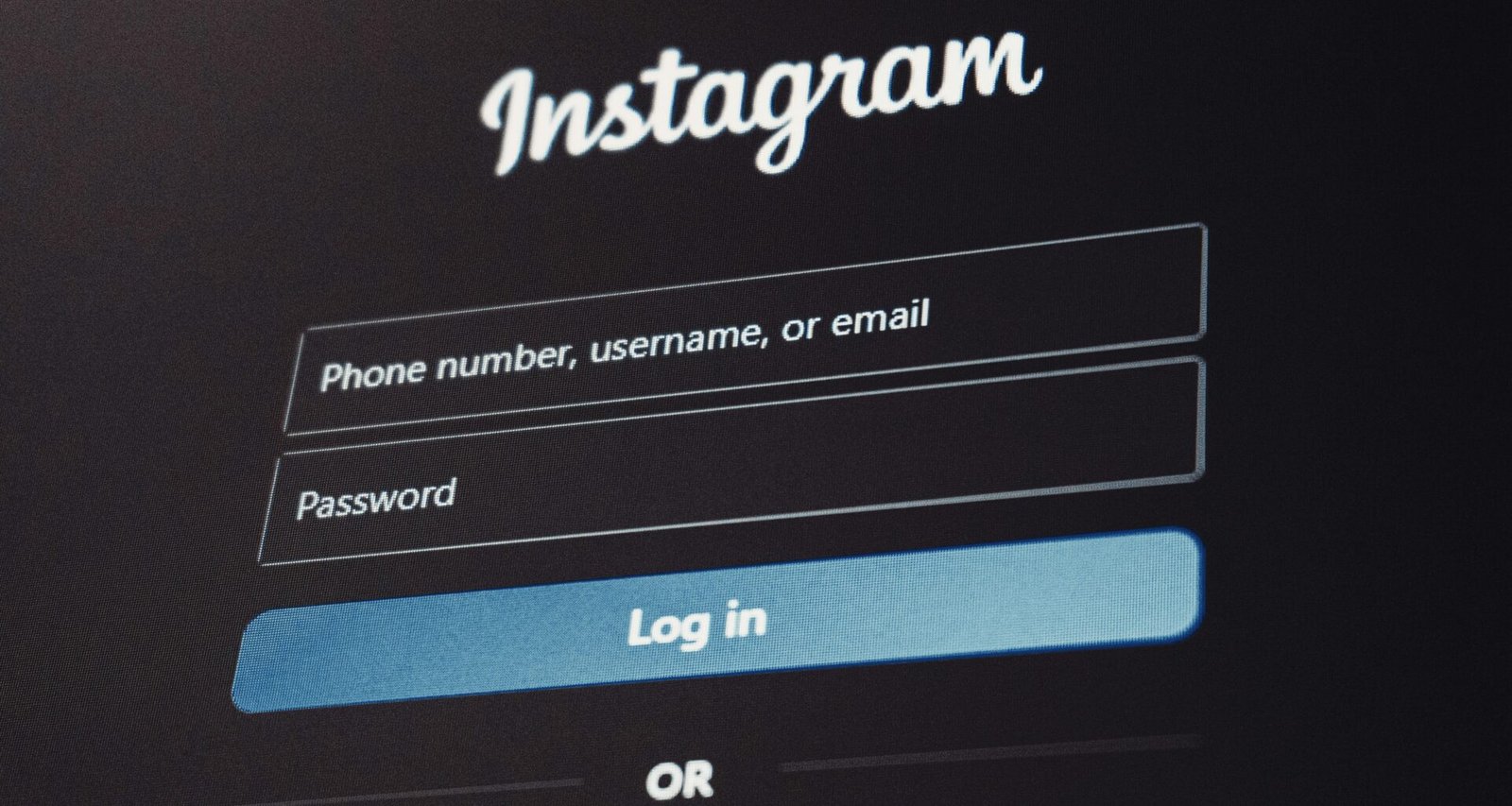 Der Instagram-Anmeldebildschirm mit Feldern für Benutzername und Passwort auf einem mobilen Gerät, dargestellt im modernen Design.