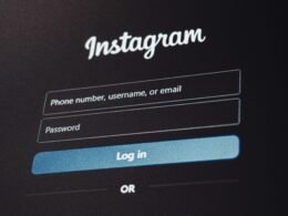 Instagram Login-Screen mit Eingabefeldern für Benutzername und Passwort auf einem mobilen Gerät angezeigt