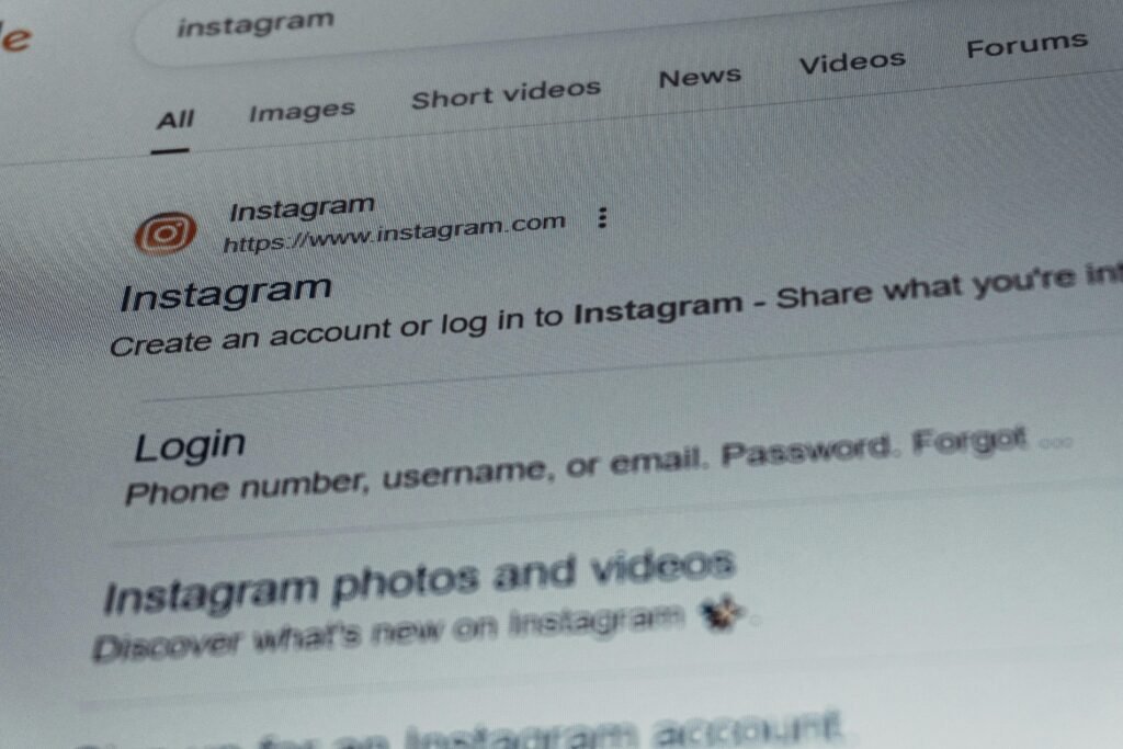 Instagram Login-Seite auf einem Computerbildschirm mit sichtbarem Anmeldefenster für Nutzer