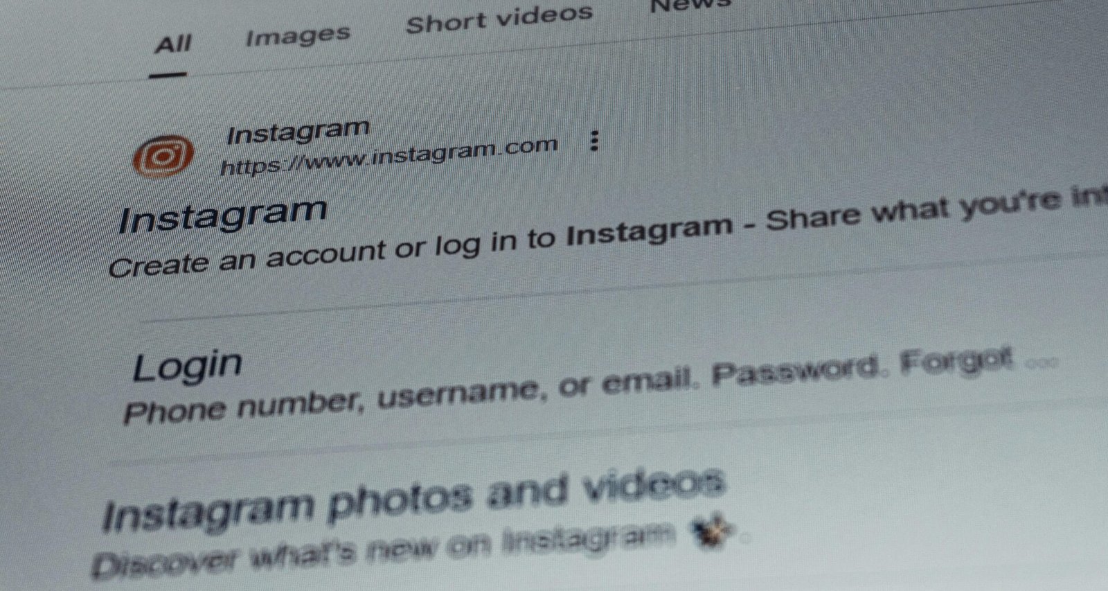 Instagram Login-Seite auf einem Computerbildschirm mit sichtbarem Anmeldefenster für Nutzer