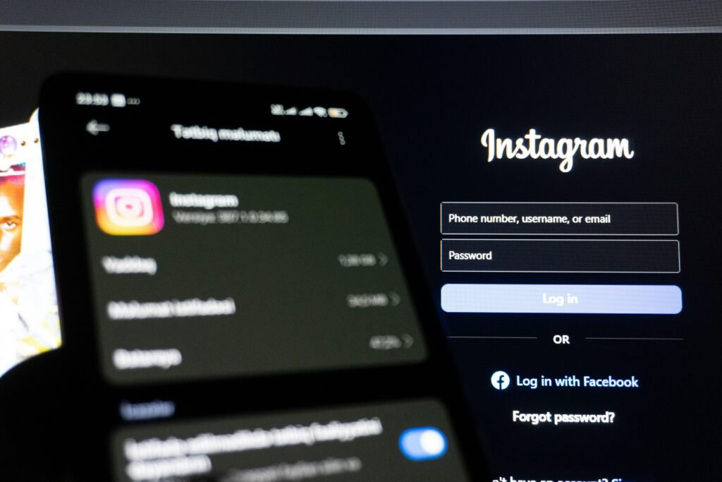 Instagram-App auf einem Smartphone mit sichtbarem Login-Screen, ideal als Symbolbild für Social Media oder App-Sicherheit
