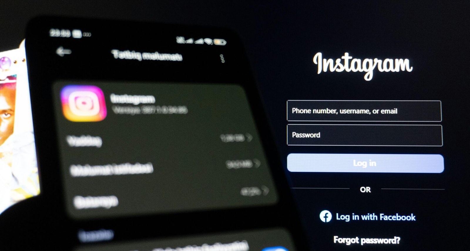 Instagram-App auf einem Smartphone mit sichtbarem Login-Screen, ideal als Symbolbild für Social Media oder App-Sicherheit