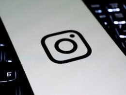Instagram Logo auf weißer Fläche mit Tastatur im Hintergrund – Sinnbild für digitale Social Media Nutzung im Arbeitsalltag.