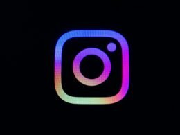 Instagram-Logo mit farbenfrohem Verlauf auf schwarzem Hintergrund, Symbolbild für Social-Media-Marketing in digitaler Umgebung